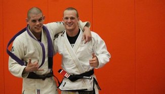 Joe Lauzon заслужи своя кафяв колан по БЖЖ под ръководството на Lundell