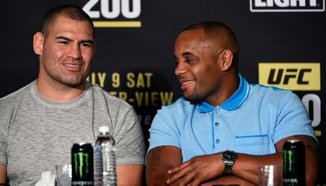 Daniel Cormier: Cain Velasquez иска да се бие в WWE