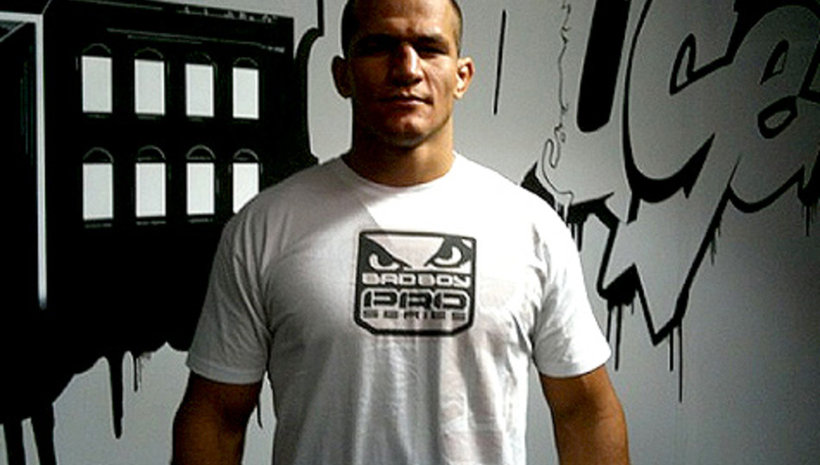 Junior dos Santos срещу Mark Hunt през май