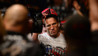 Chael Sonnen атакуван от бразилски фен по време на TUF 17 Finale