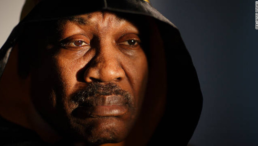 Вдигат статуя на Джо Фрейзър