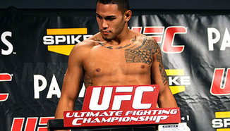 Brad Tavares срещу Lorenz Larkin на 15-ти януари