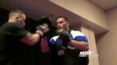 Frankie Edgar работи с лапи