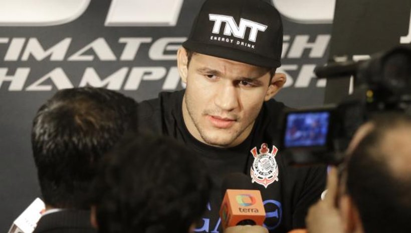 Junior Dos Santos е със счупена ръка, поради което отпада от двубоя на 31 май