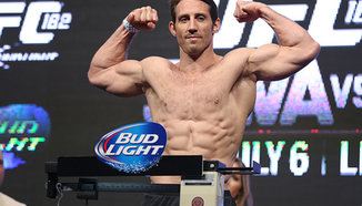 Tim Kennedy обмисля сваляне на категорията, за да се бие с Lawler