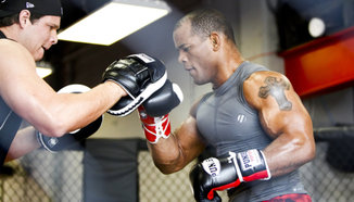 Hector Lombard срещу Josh Burkman в UFC 182