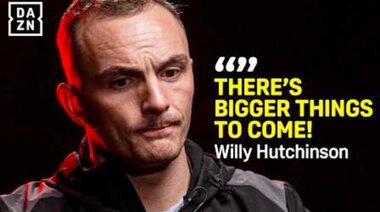 „Може да се нарани!“, извиква ядосан Уили Хътчинсън и отблъсква Езра Тейлър, докато той...