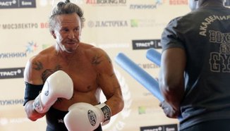 Мики Рурк се съгласи на бой с руски журналист за 1 милион долара