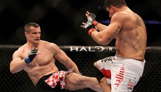 Меле на ринга след двубоя на Mirko 'Cro Cop'