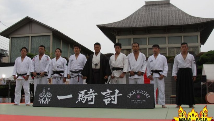 Genki Sudo организира жиу-житцу състезание в японски храм