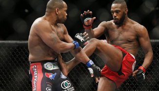 Jones срещу Cormier на забавен кадър (видео)