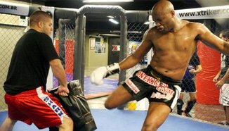 Anderson Silva нокаутира спаринг партньор и продължи да го налага