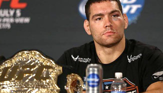 Chris Weidman е аут до два месеца, бесен е на Belfort