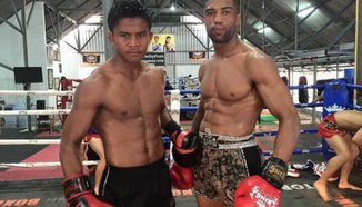 Buakaw помага на Simon Marcus в подготовката му за Glory 20