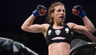 UFC шампионката Joanna Jedrzejzcyk посрещната като герой в Полша