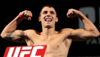 Myles Jury захвърли маратонките си от Reebok