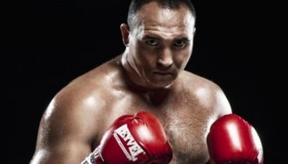 Alexander Ustinov срещу Dereck Chisora през юли