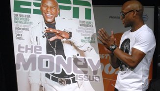 Mayweather се задява гадже на ММА боец; поставят го на място