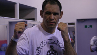 Antonio Rogerio Nogueira със счупен глезен