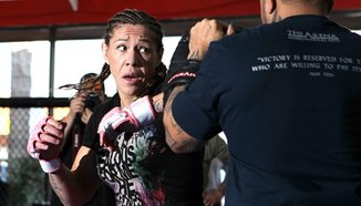 Cris Cyborg тренира и изглежда страховита