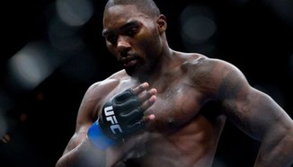 Anthony Johnson е със слаба психика, твърди треньорът на Bader