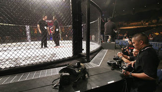 Боец отказва да приеме загубата, реферът подновява двубоя