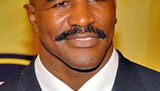 Ивендър Холифийлд преби съпругата си