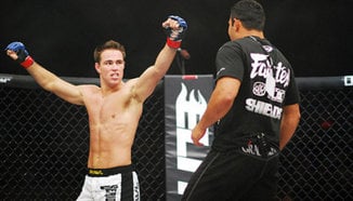 Jake Shields срещу Dan Henderson през април