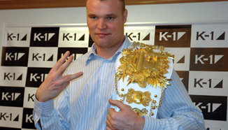 Семи Шилт защити пояса при най-тежките срещу Ерол Зимерман