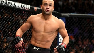 Eddie Alvarez тренира с маска на куче