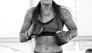 Jessica Eye продава разголени снимки 