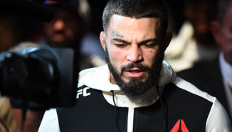 Mike Perry се утешава с парите