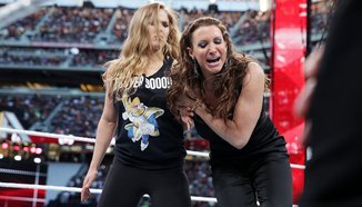 Ronda Rousey тръшна Stephanie McMahon