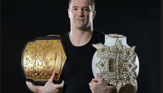 Cro Cop с подарък за брадатия Roy Nelson 