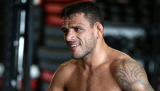 Гласят Rafael dos Anjos срещу Colby Covington за временна титла на UFC 224