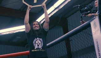 Elias Theodorou дебютира като ринг момче