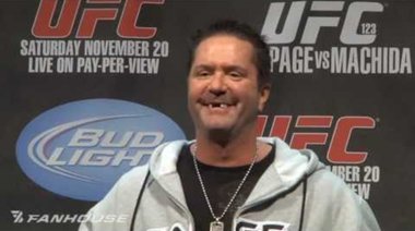 Mike Goldberg показва контузия