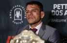 USADA подари тениска на Rafael dos Anjos