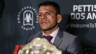 USADA подари тениска на Rafael dos Anjos