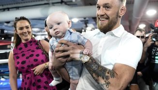 Conor McGregor се забавлява със сина си