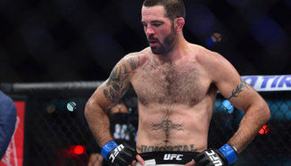 Matt Brown се подлага на операция