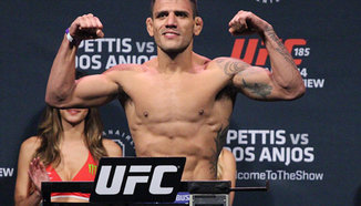 Rafael dos Anjos за малко да остане без ухо