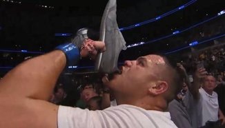 Tai Tuivasa отново пие от обувка в Сингапур 