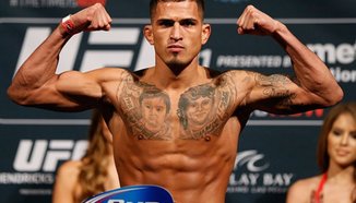 Anthony Pettis	събмитна Michael Chiesa