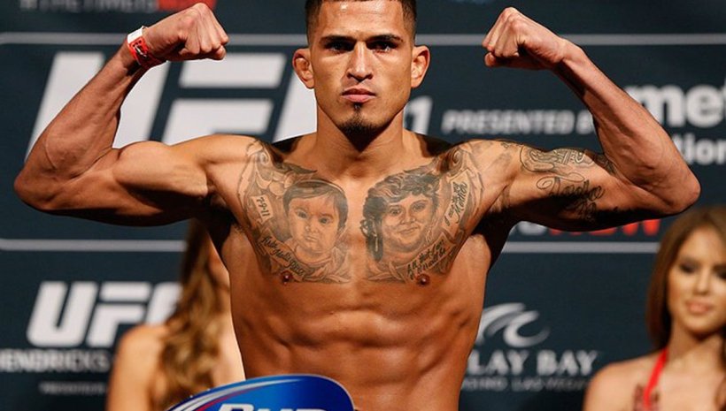 Anthony Pettis	събмитна Michael Chiesa