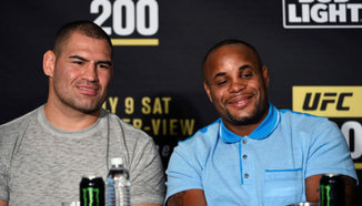 Реакцията на Cain Velasquez след победата на Daniel Cormier