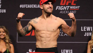 Alexander Volkanovski победи Darren Elkins в здрава битка