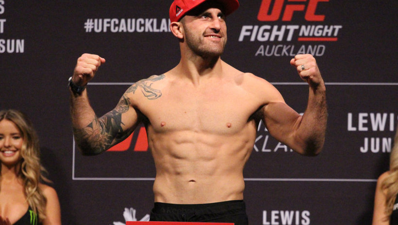 Alexander Volkanovski победи Darren Elkins в здрава битка