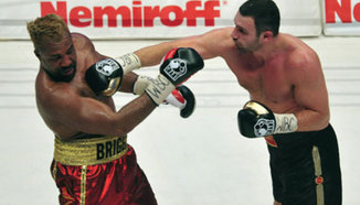 Бригс със сътресение, очаква го операция на челюстта