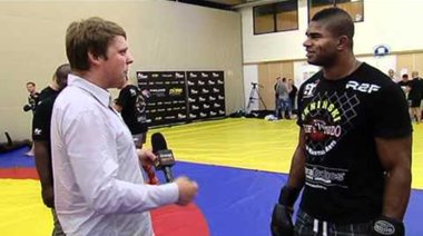 Aliastair Overeem ступва репортер